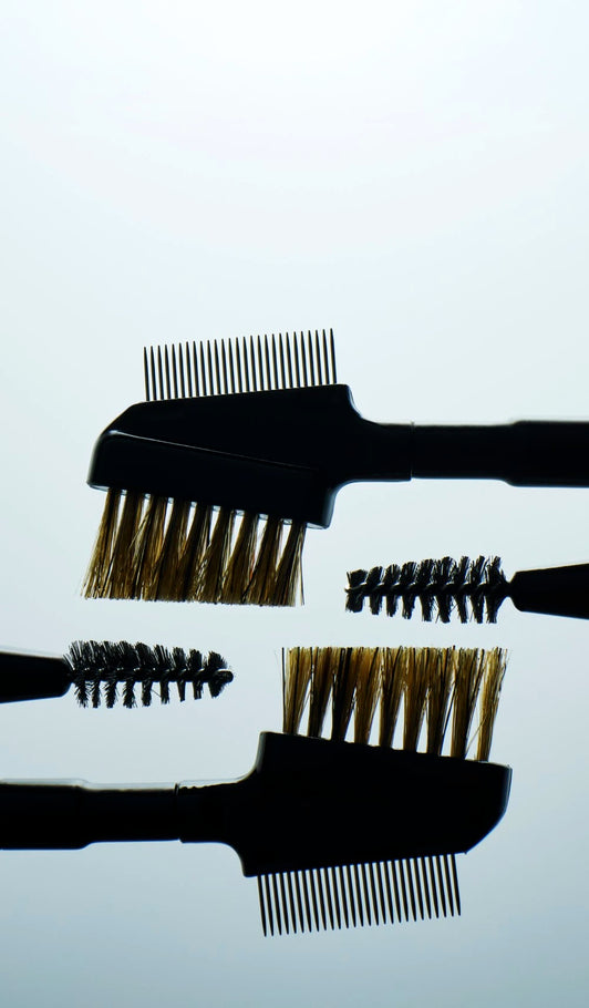 أداة تصفيف الرموش والحواجب